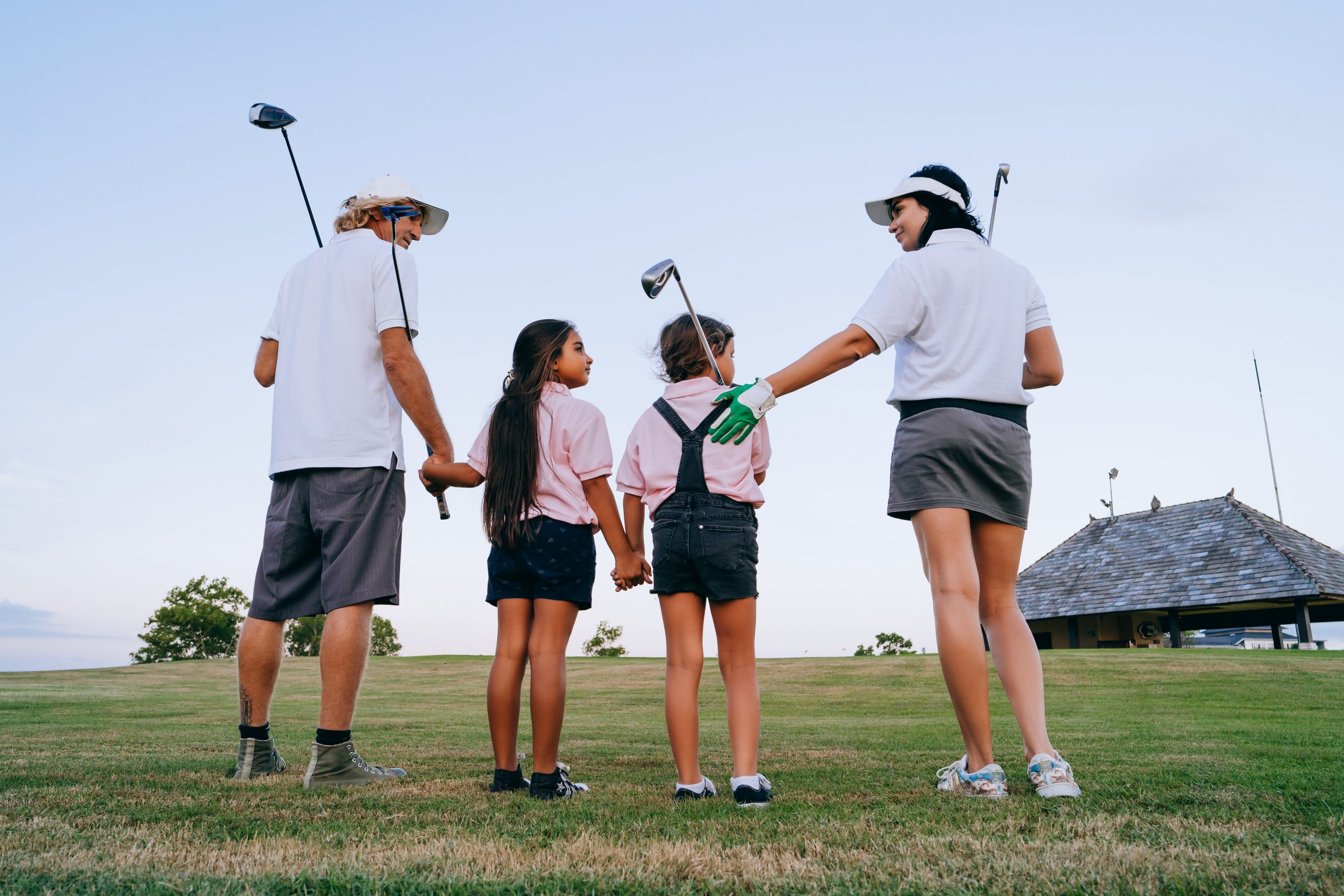 kids golfing with family